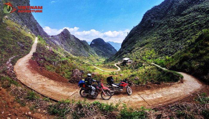 You can proceed along the QL4C road towards Dong Van lead you directly to Ma Pi Leng Pass