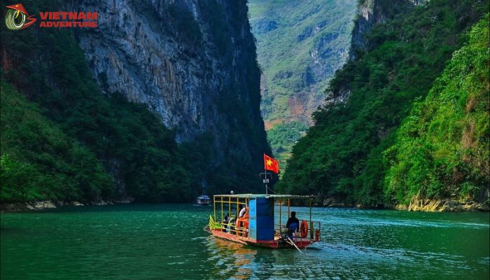 Boat ride on the Nho Que River