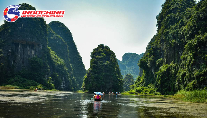 Dramatic and serene feeling when having a boat trip in Trang An