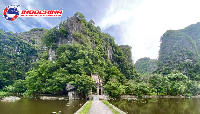 Majestic Bich Dong Pagoda - An ancient pagoda on the Truong Yen mountain range