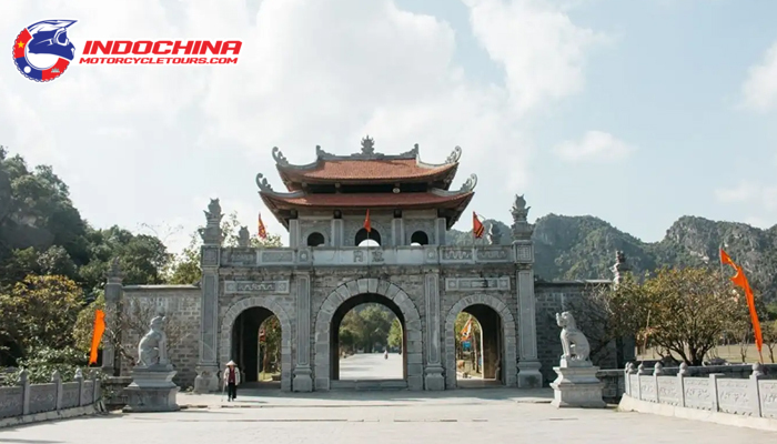 Return to the ancient capital of Hoa Lu and immerse yourself in the charming and magnificent mountains