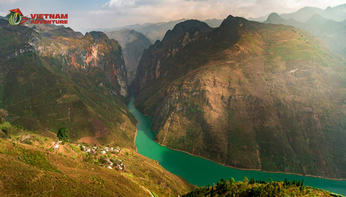 Standing from the highest point at Ma Pi Leng, you will see an impressive picture of Northeast nature