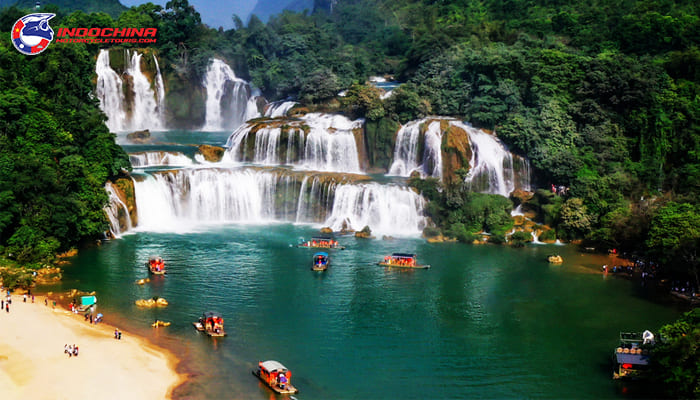 Sitting on a boat to admire the scenery when traveling to Ban Gioc Waterfall