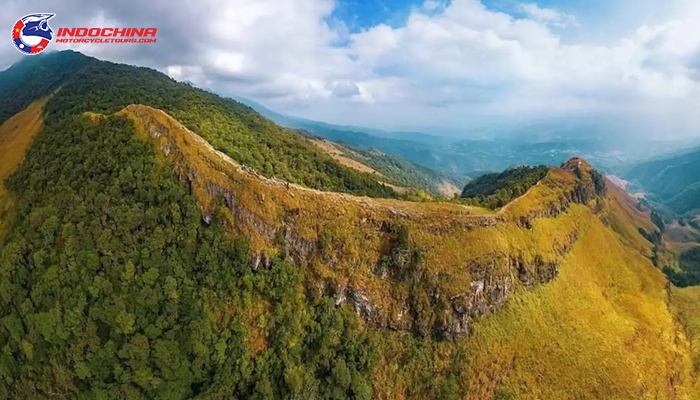 The Dinosaur Spine can be reached via well-kept hiking trails weaving through the reserve’s varied terrain