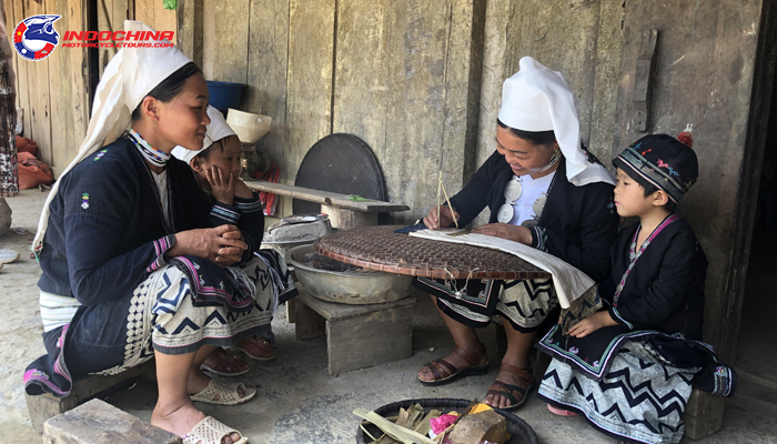 Unique art of embroidery and printing patterns with beeswax of the Dao Tien people