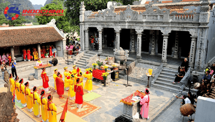 Artists recreate ancient astronomical observation methods on the occasion of the Thai Vi Temple Festival.