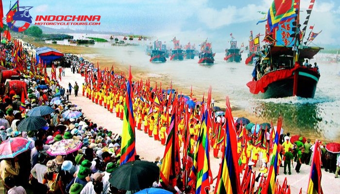 The ceremony is held at night and a multitude of boats participate in a procession at sea at dawn the following day.