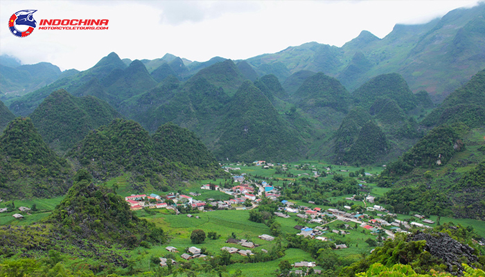 Du Gia Ha Giang is peaceful on the Dong Van karst plateau