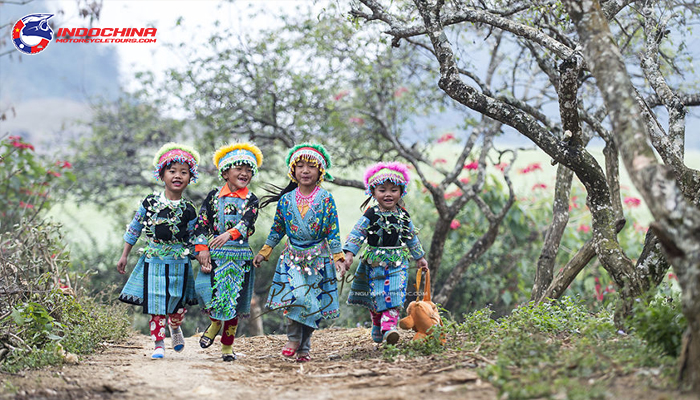 Children wear new clothes and happily celebrate the traditional Tet. 