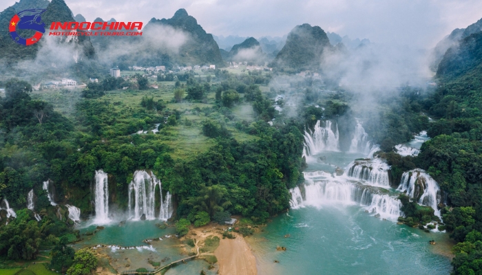 Enjoy the changing seasons at Ban Gioc, from winter’s chill to spring’s bloom.
