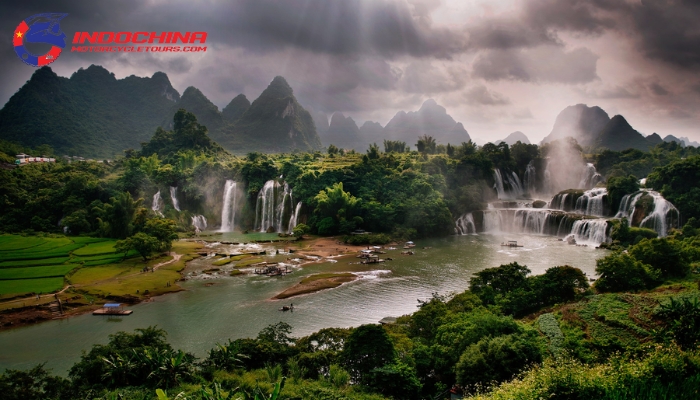 Witness Ban Gioc’s serene landscapes in the cool months from autumn to early winter.
