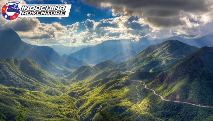 O Quy Ho Pass is as beautiful as a picture covered with clouds