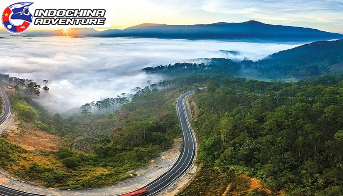Admire the poetic scenery from the top of the pass