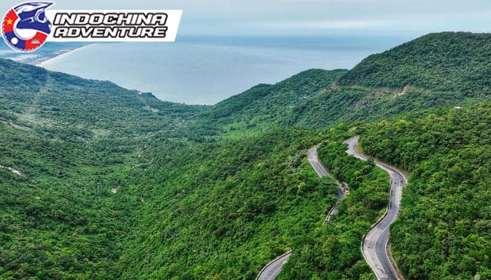 The dry season is the best time to join the journey to Hai Van Pass