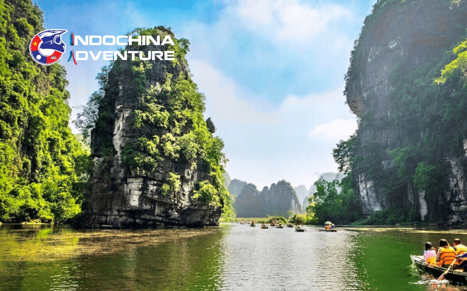 Dramatic and serene feeling when having a boat trip in Trang An