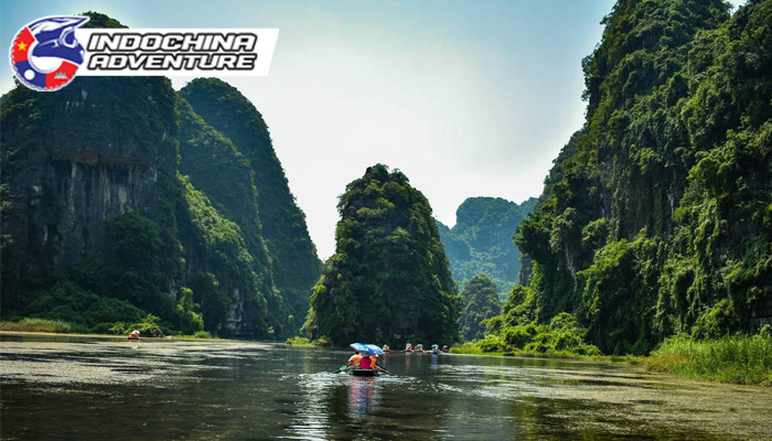 Dramatic and serene feeling when having a boat trip in Trang An