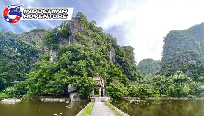 Majestic Bich Dong Pagoda - An ancient pagoda on the Truong Yen mountain range