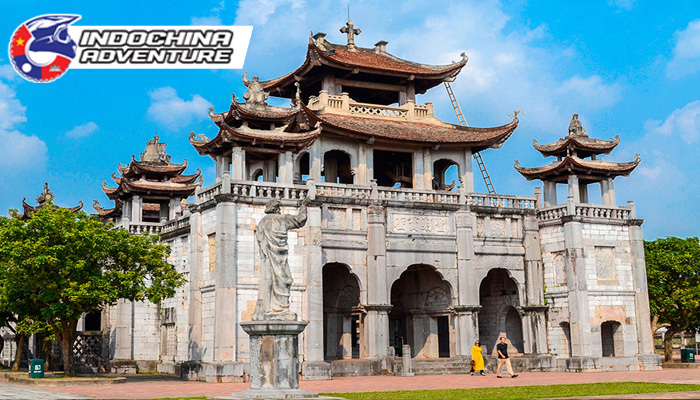 Phat Diem Stone Cathedral has the architecture of Vietnamese communal houses and pagodas