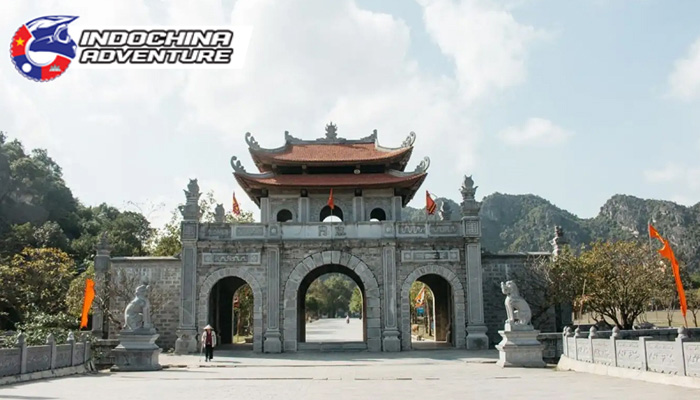Return to the ancient capital of Hoa Lu and immerse yourself in the charming and magnificent mountains