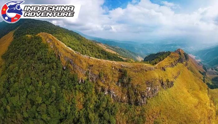 The Dinosaur Spine can be reached via well-kept hiking trails weaving through the reserve’s varied terrain