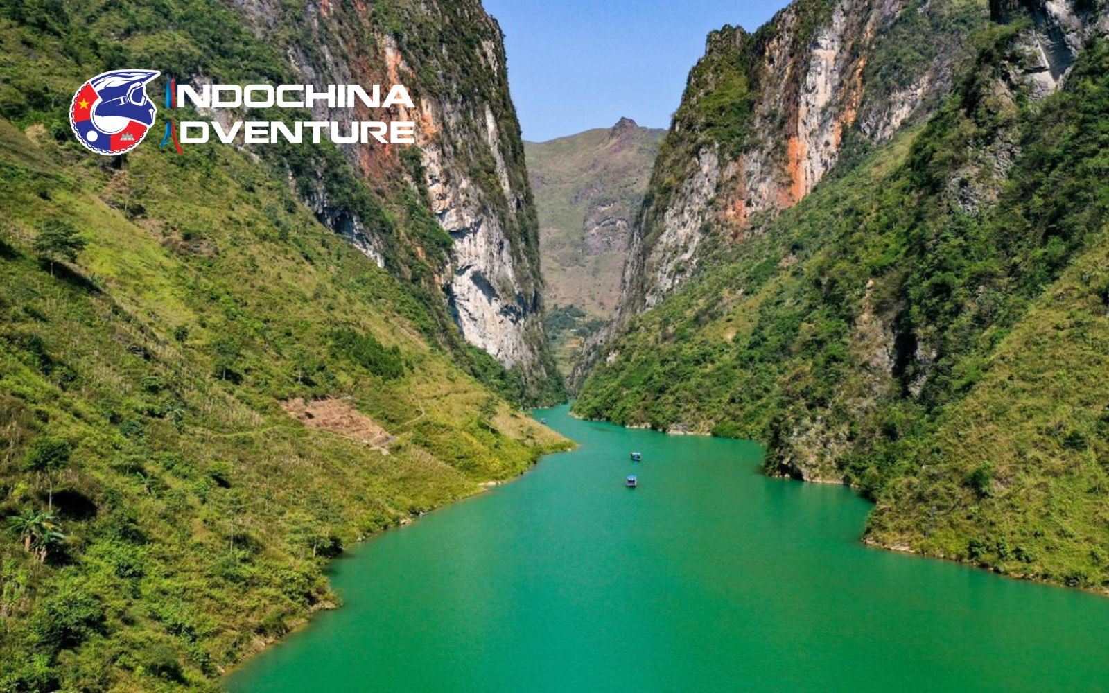 Tu San Canyon forms a majestic and poetic scene with its two ravines and the river’s green hue