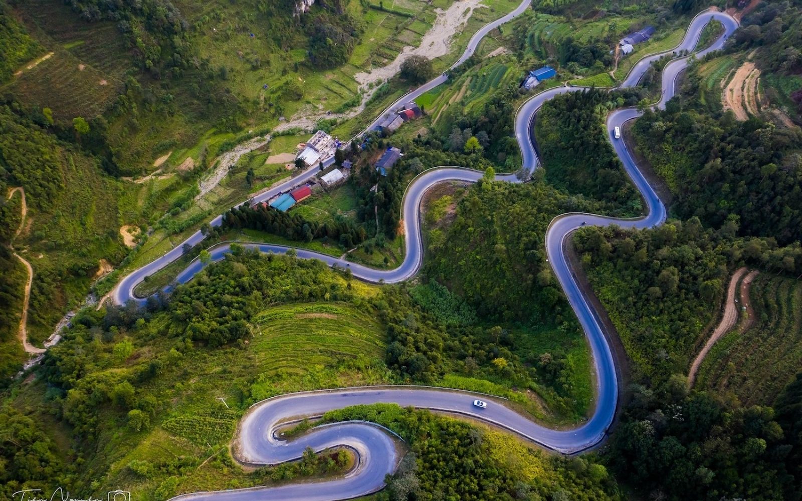 Admire the dramatic curves and stunning canyon views of Ma Pi Leng Pass