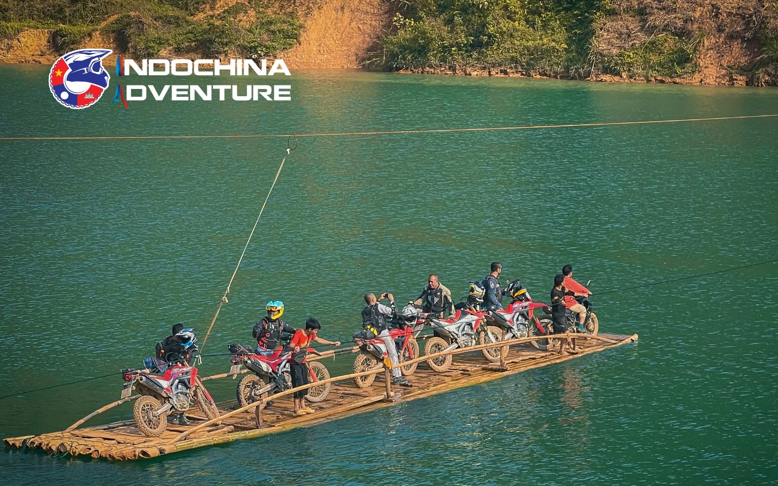 Experience the bamboo ferry to admire the beauty of Dong Van Karst with a view from Nho Que River