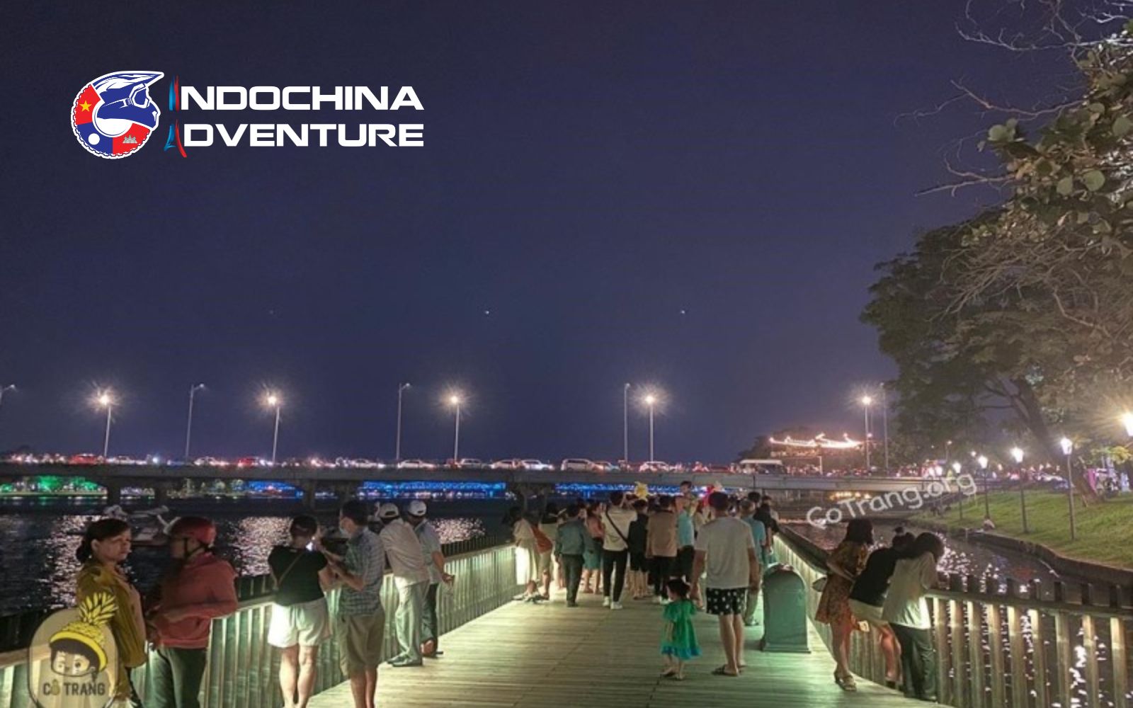 Riverside Nguyen Dinh Chieu night market with food stalls and lanterns