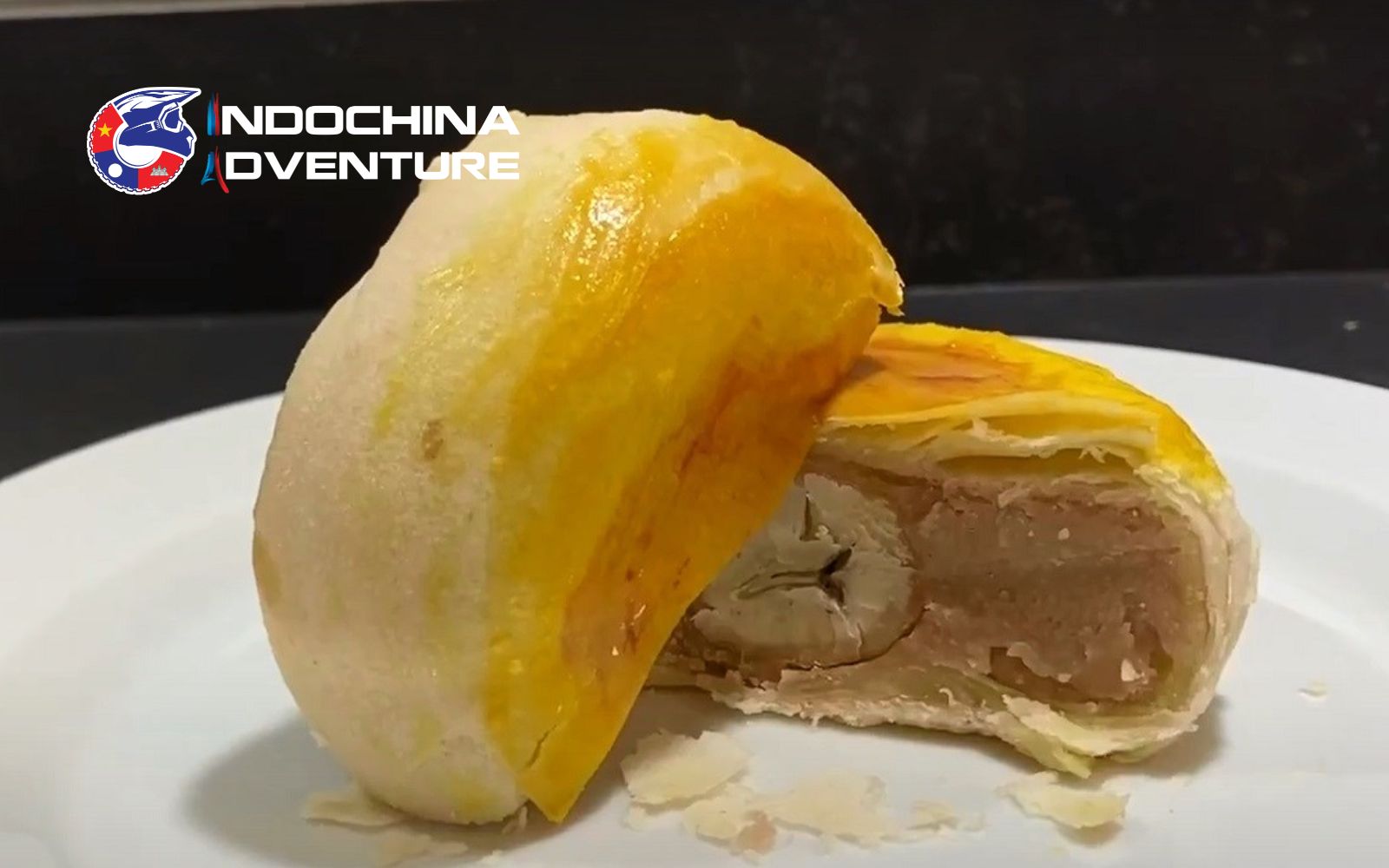 Warm chestnut cakes offer a soft texture and mild sweetness on cold nights Try Sapa flavor - Banh Hat De