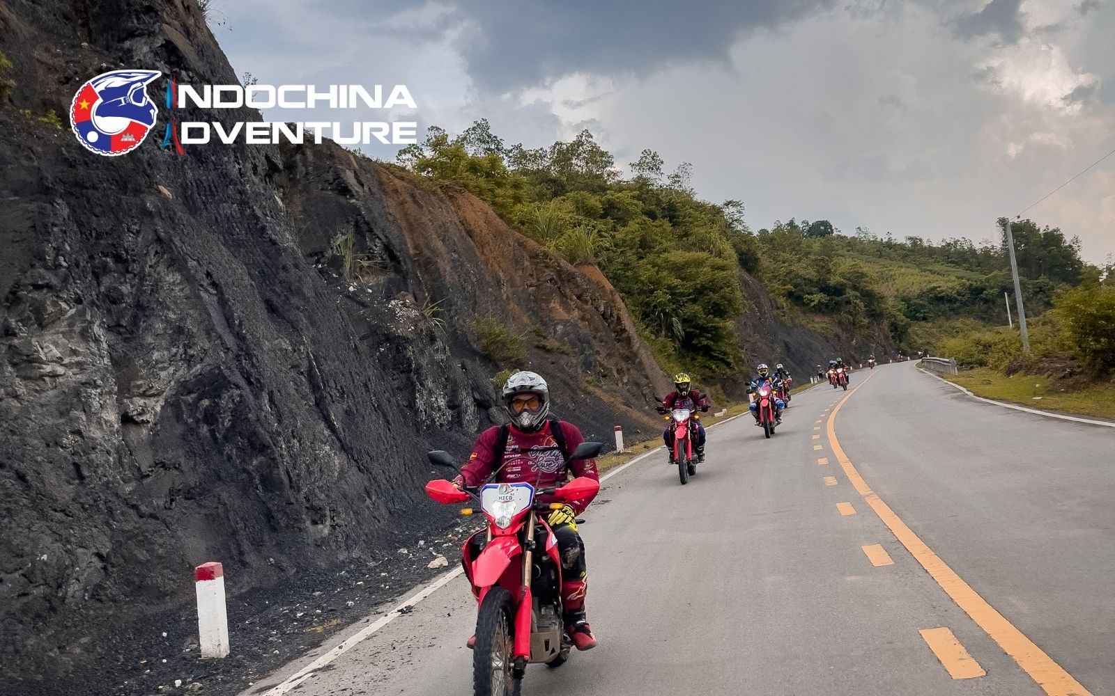 The winding asphalt of Ma Pi Leng Pass demands high concentration and technical skills from every motorbike rider Is Ma Pi Leng Pass dangerous?