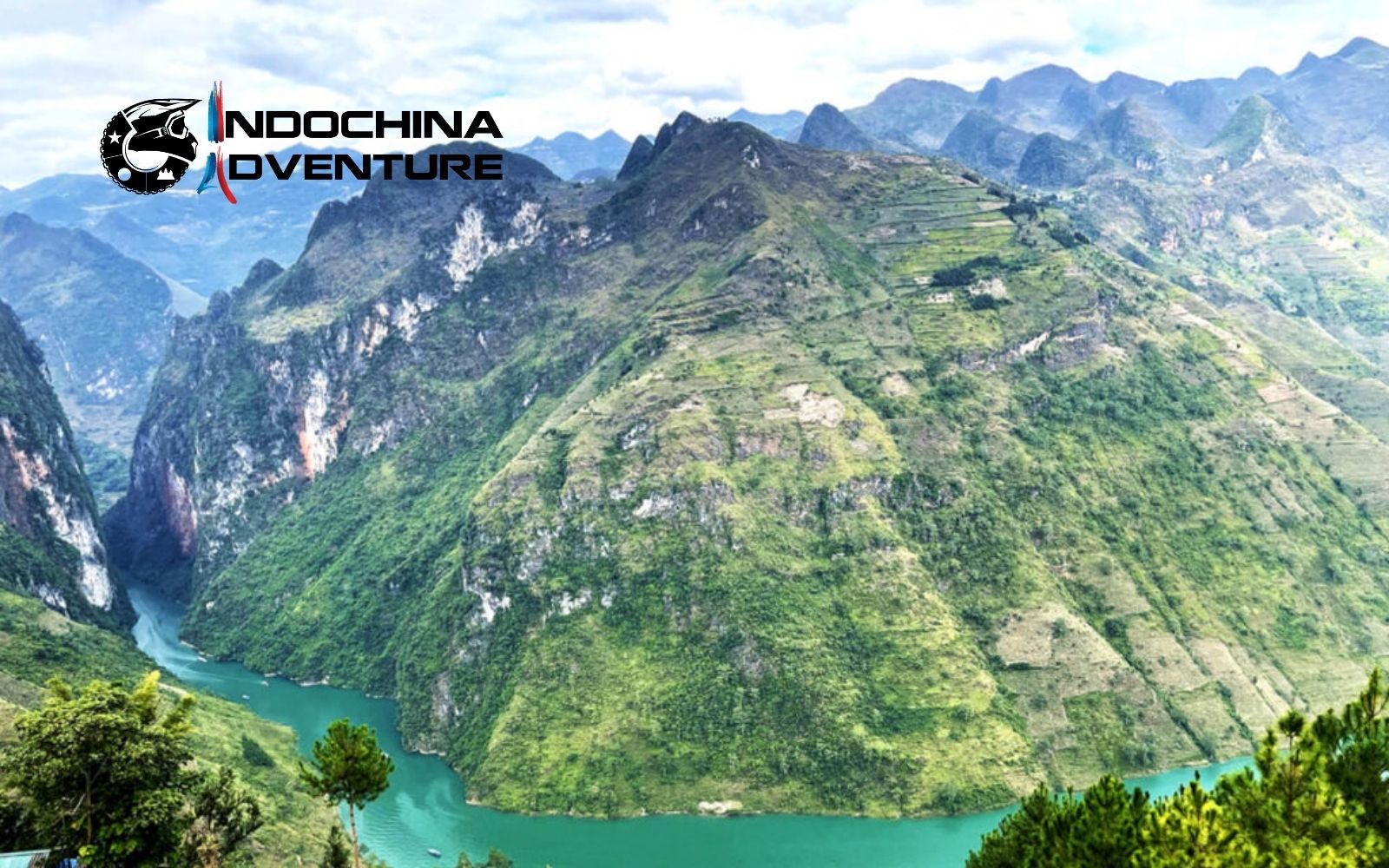 Classic viewpoint Ma Pi Leng Pass stop offers a direct, dizzying view of the emerald Nho Que River Viewpoint from Nho Que River