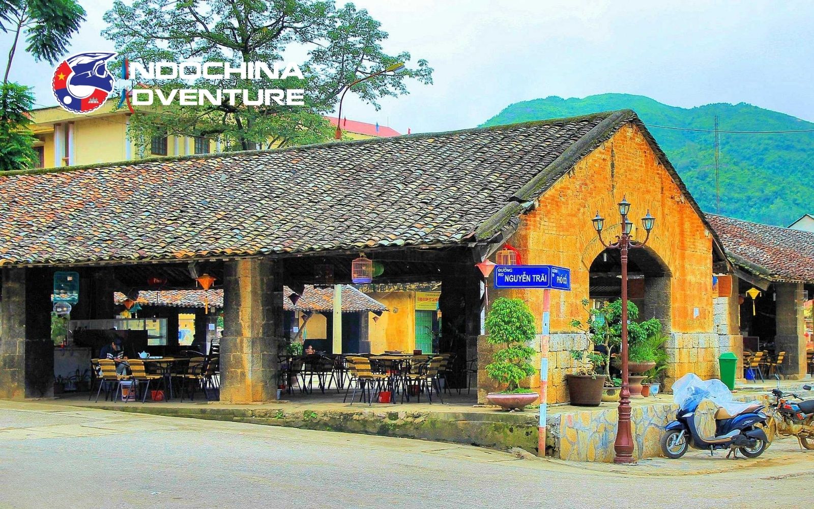 Enjoying the peaceful charm and ancient architecture of Dong Van at night